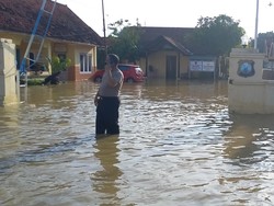 Banjir Meluas, Mapolsek Kota Sampang Ikut Terendam