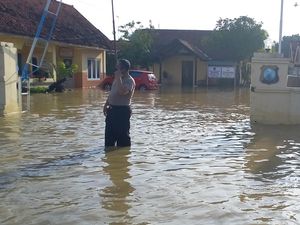 Banjir Meluas, Mapolsek Kota Sampang Ikut Terendam Banjir Meluas, Mapolsek Kota Sampang Ikut Terendam