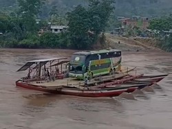 Bikin Heboh! Bus Double Decker Ini Seberangi Sungai Pakai Perahu Kayu