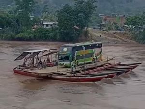 Bikin Heboh! Bus Double Decker Ini Seberangi Sungai Pakai Perahu Kayu Bikin Heboh! Bus Double Decker Ini Seberangi Sungai Pakai Perahu Kayu