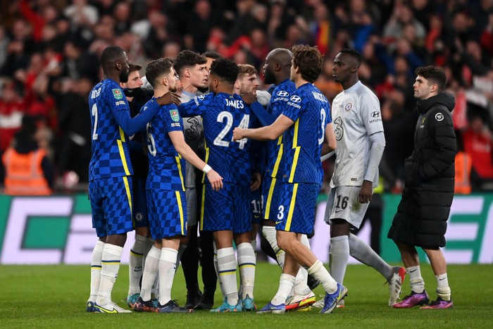 LONDON, ENGLAND - FEBRUARY 27: Chelsea players embrace Kepa Arrizabalaga of Chelsea (obscured) following their teams defeat in the penalty shoot out during the Carabao Cup Final match between Chelsea and Liverpool at Wembley Stadium on February 27, 2022 in London, England. (Photo by Michael Regan/Getty Images)