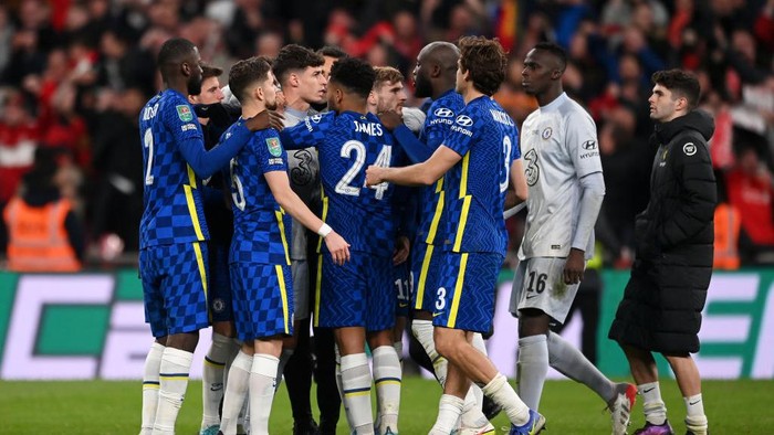 LONDON, ENGLAND - FEBRUARY 27: Chelsea players embrace Kepa Arrizabalaga of Chelsea (obscured) following their teams defeat in the penalty shoot out during the Carabao Cup Final match between Chelsea and Liverpool at Wembley Stadium on February 27, 2022 in London, England. (Photo by Michael Regan/Getty Images)