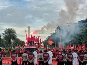 Sempat Lempar Botol-Bakar Flare, Massa Demo Tolak Tunda Pemilu Bubarkan Diri Sempat Lempar Botol-Bakar Flare, Massa Demo Tolak Tunda Pemilu Bubarkan Diri