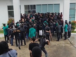 Demo Mahasiswa IAIN Parepare Ricuh, Gedung Rektor Dilempari Air Mineral