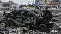 Deretan Mobil Luluh Lantak Korban Invasi Rusia ke Ukraina