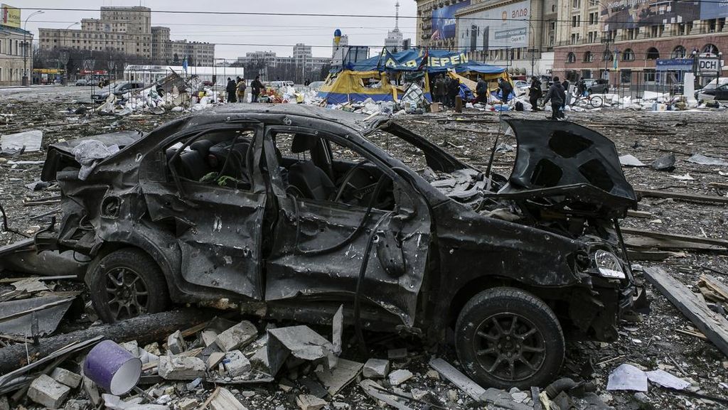 Deretan Mobil Luluh Lantak Korban Invasi Rusia ke Ukraina Deretan Mobil Luluh Lantak Korban Invasi Rusia ke Ukraina