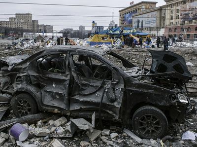 Deretan Mobil Luluh Lantak Korban Invasi Rusia ke Ukraina