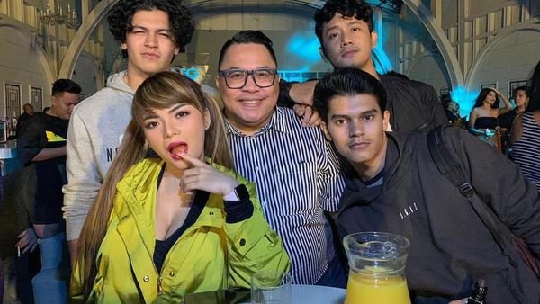 10 Momen Seru Dinar Candy Nongkrong Bareng Teman di Kafe