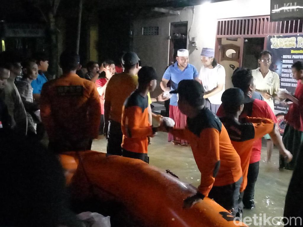 Wabup Minta Stok Makan Malam untuk Korban Banjir Sampang Diperbanyak