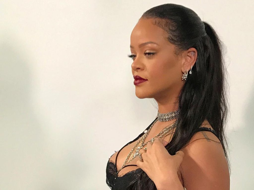 Gaya Rihanna hingga Jisoo BLACKPINK di Paris Fashion Week