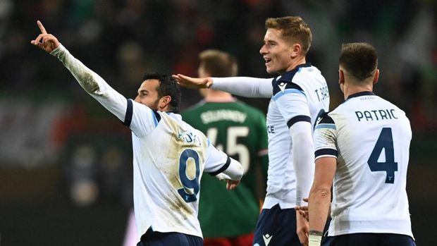 Lazio's Spanish forward Pedro celebrates with teammates after scoring their third goal during the UEFA Europa League football match between Lokomotiv Moscow and Lazio at Moscow's Lokomotiv Stadium on November 25, 2021. (Photo by Kirill KUDRYAVTSEV / AFP)