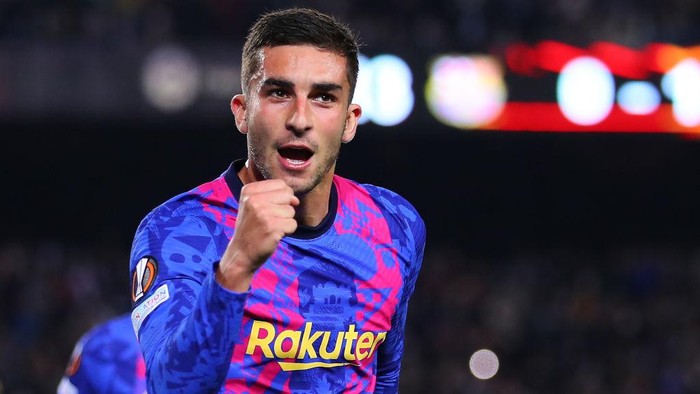BARCELONA, SPAIN - FEBRUARY 17: Ferran Torres of FC Barcelona celebrates after scoring their teams first goal from the penalty spot during the UEFA Europa League Knockout Round Play-Off Leg One match between FC Barcelona and SSC Napoli at Camp Nou on February 17, 2022 in Barcelona, Spain. (Photo by Eric Alonso/Getty Images)