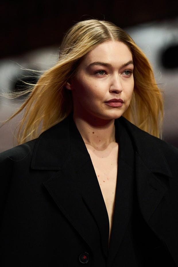 Foto: livingly.com/ImaxTree Rambut belah tengah di peragaan Tod's/