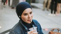 Gaya Elegan Angel Lelga Saat Ngopi dan Makan Salad