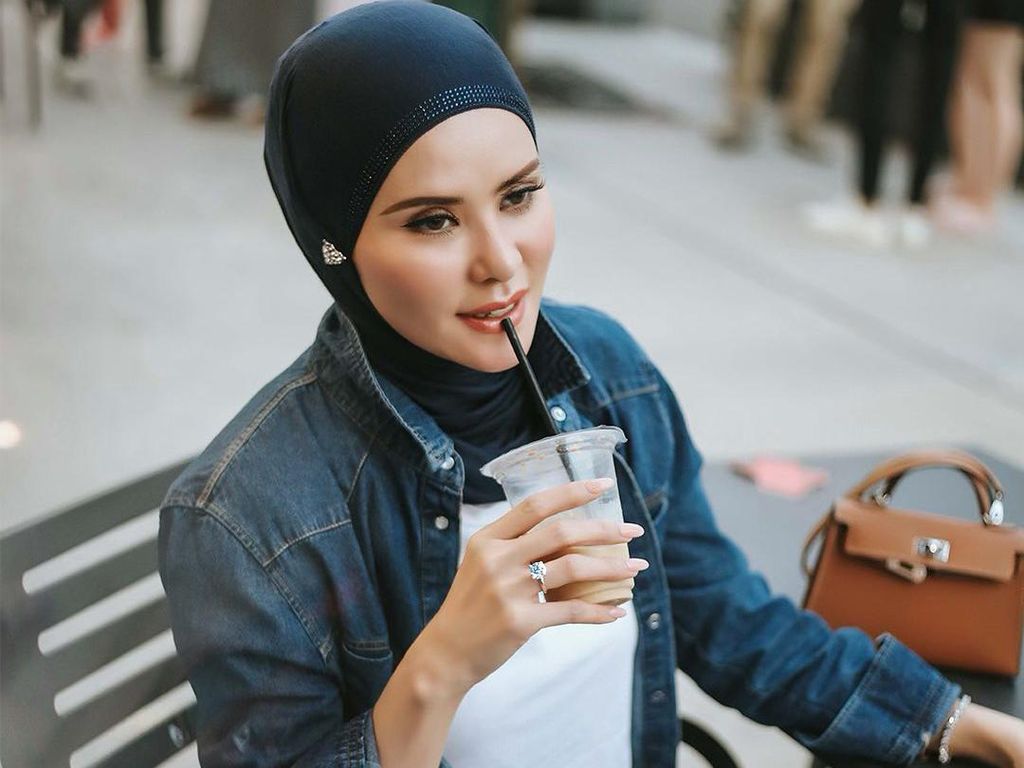 Gaya Elegan Angel Lelga Saat Ngopi dan Makan Salad Gaya Elegan Angel Lelga Saat Ngopi dan Makan Salad