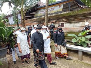 Pakai Udeng, Anies Tinjau Upacara Tawur Agung di Pura Aditya Jaya Jaktim Pakai Udeng, Anies Tinjau Upacara Tawur Agung di Pura Aditya Jaya Jaktim