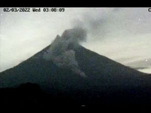 Gunung Semeru Kembali Luncurkan Awan Panas Sejauh 4 KM Gunung Semeru Kembali Luncurkan Awan Panas Sejauh 4 KM