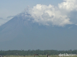 Setelah Luncurkan Awan Panas Guguran, Semeru Tertutup Awan Setelah Luncurkan Awan Panas Guguran, Semeru Tertutup Awan
