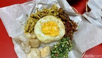 Nasi Campur Bali dengan Lawar dan Sambal Embe yang Pedas Gurih