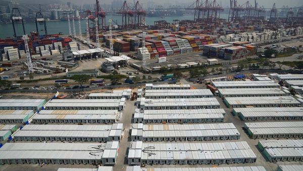 Foto Udara Ribuan Kontainer Tempat Isolasi Pasien COVID di Hong Kong