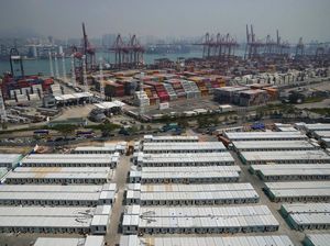 Foto Udara Ribuan Kontainer Tempat Isolasi Pasien COVID di Hong Kong
