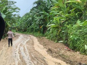 Sempat Tertutup Longsor, Jalan Sawarna Lebak Sudah Bisa Dilalui