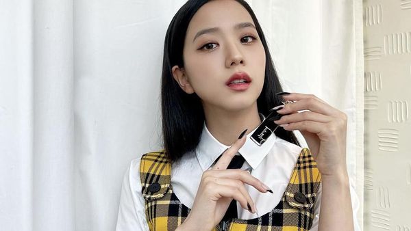 8 Gaya Jisoo BLACKPINK di Paris Fashion Week, Memesona Pakai Mini Dress Dior