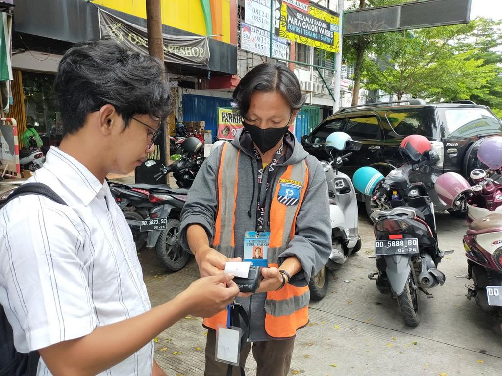 PD Parkir Makassar Terapkan Sistem Pembayaran QR Code di Tepi Jalan