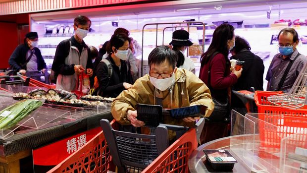 A customer wearing a mask buys fresh meat at a supermarket ahead of mass coronavirus disease (COVID-19) testing in Hong Kong, China March 1, 2022. REUTERS/Tyrone Siu