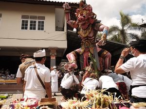 Khidmatnya Umat Hindu di Bekasi Rayakan Tawur Kesanga Jelang Nyepi 2022 Khidmatnya Umat Hindu di Bekasi Rayakan Tawur Kesanga Jelang Nyepi 2022