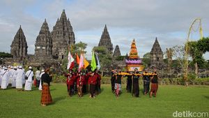 Khusyuk Upacara Tawur Agung Kesanga di Candi Prambanan