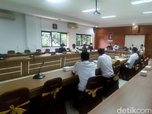DPRD Bersurat ke RK Minta Segera Tangani Jalan Rusak di Cianjur Selatan DPRD Bersurat ke RK Minta Segera Tangani Jalan Rusak di Cianjur Selatan