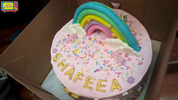 Maia Estianty Beri Kue untuk Meriahkan Ultah Safeea Ahmad