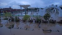 Masjid Agung Kesultanan Banten Tergenang Banjir