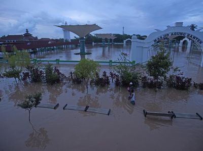Masjid Agung Kesultanan Banten Tergenang Banjir