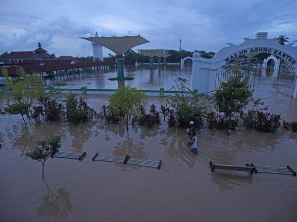 Masjid Agung Kesultanan Banten Tergenang Banjir