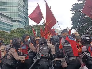 Massa IMM Saling Dorong dengan Polisi Saat Hendak Demo di Istana Massa IMM Saling Dorong dengan Polisi Saat Hendak Demo di Istana