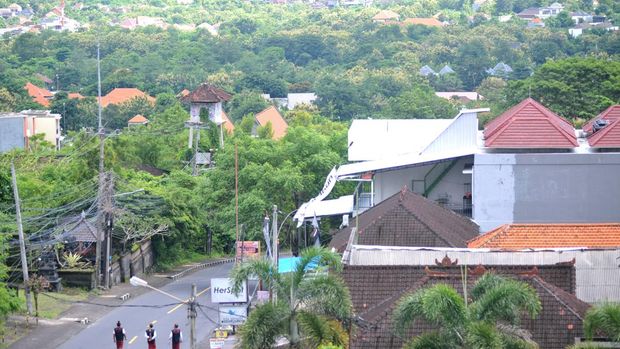 Mengapa Saat Nyepi Tidak Boleh Keluar Rumah----Suasana Bali saat Hari Raya Nyepi Tahun Saka 1943 terlihat dari kawasan Ungasan, Badung, Bali, Minggu (14/3/2021). Seluruh kawasan pariwisata, ruas jalan dan objek vital di wilayah Bali yang ramai pada hari biasa, terpantau lengang pada Hari Raya Nyepi saat umat Hindu menjalani catur brata penyepian selama 24 jam hingga Senin (15/3) pukul 06.00 WITA. ANTARA FOTO/Fikri Yusuf/aww.