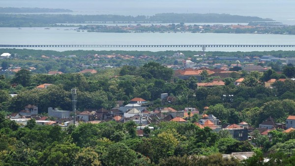 Mengapa Saat Nyepi Tidak Boleh Keluar Rumah
----
Suasana Bali saat Hari Raya Nyepi Tahun Saka 1943 terlihat dari kawasan Ungasan, Badung, Bali, Minggu (14/3/2021). Seluruh kawasan pariwisata, ruas jalan dan objek vital di wilayah Bali yang ramai pada hari biasa, terpantau lengang pada Hari Raya Nyepi saat umat Hindu menjalani catur brata penyepian selama 24 jam hingga Senin (15/3) pukul 06.00 WITA. ANTARA FOTO/Fikri Yusuf/aww.