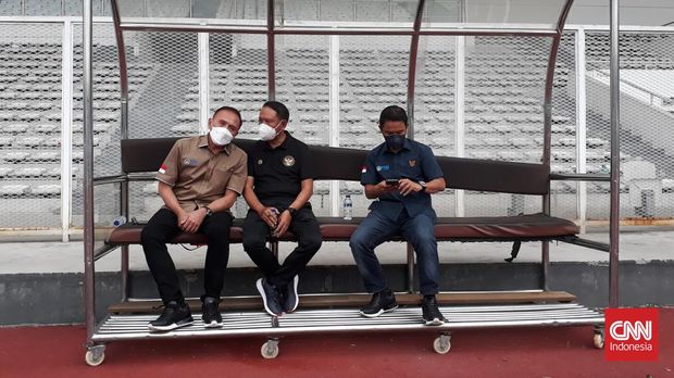 Mochamad Iriawan, Zainudin Amali berdiskusi tentang Timnas Indonesia di Stadion Madya, Rabu (2/3).