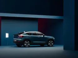 Pabrikan Mobil PHK Ratusan Pekerja Imbas Kebijakan Tarif Donal Trump