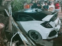Mobil Mewah di Kendari Ringsek Parah Ditimpa Pohon Tumbang