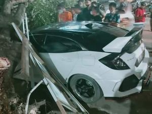 Mobil Mewah di Kendari Ringsek Parah Ditimpa Pohon Tumbang Mobil Mewah di Kendari Ringsek Parah Ditimpa Pohon Tumbang