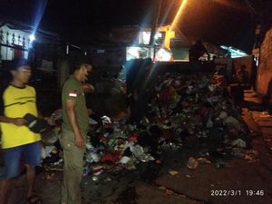 Mobil Pengangkut Sampah di Cipayung Depok Terguling, Sopir Terluka
