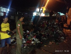 Mobil Pengangkut Sampah di Cipayung Depok Terguling, Sopir Terluka