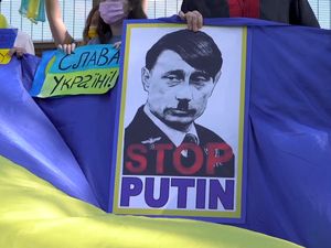 Warga Ukraina di Afsel Gelar Demo, Ada Foto Putin Diedit Bak Hitler