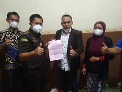 Momen Jaksa Serahkan Surat Penghentian Penuntutan ke Nurhayati