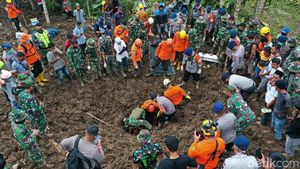 Momen Tim SAR Gabungan Temukan Jasad Korban Gempa Pasaman