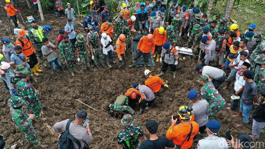 Momen Tim SAR Gabungan Temukan Jasad Korban Gempa Pasaman Momen Tim SAR Gabungan Temukan Jasad Korban Gempa Pasaman