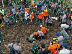 Momen Tim SAR Gabungan Temukan Jasad Korban Gempa Pasaman